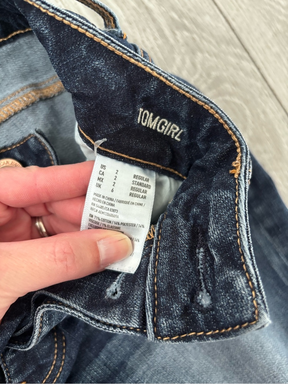 American Eagle Denim Jeans Tomgirl size 2 regular in distressed dark wash. EUC. - Picture 4 of 8